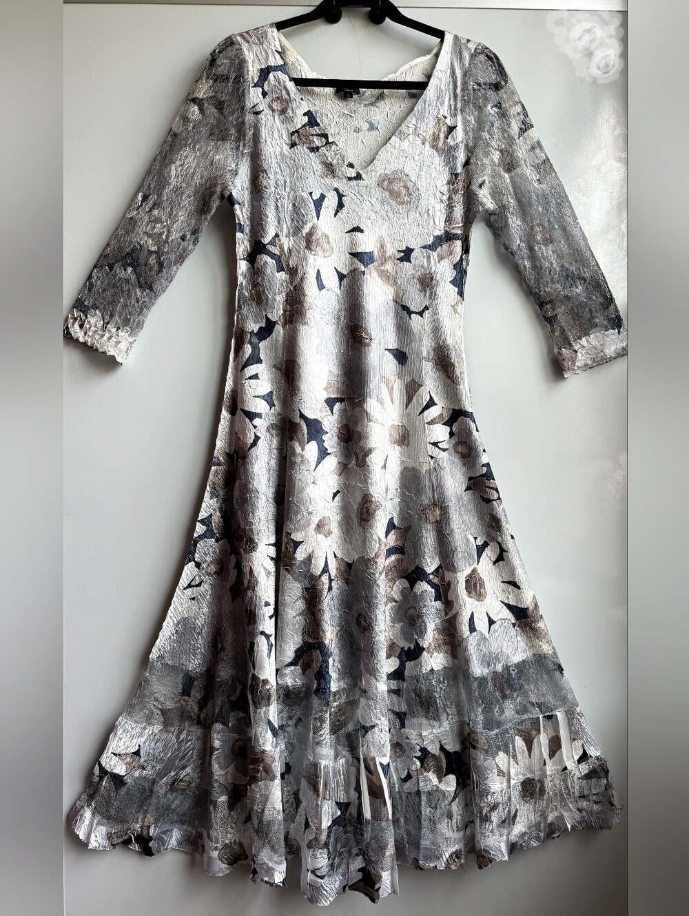 Komarov Silver/Cream Lace Floral Crinkle Charmeuse Midi Dress Size XL Like New